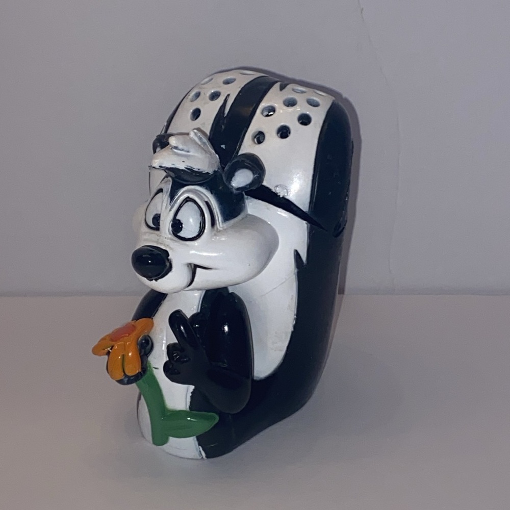 Pepe Le Pew Skunk Baking Soda Holder Figure Figurine 1997 by Giftco. - Picture 2 of 6